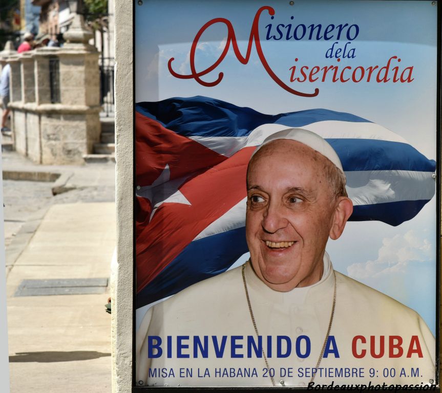 Le catholisisme est  la principale religion à Cuba avec 6 millions de fidèles. Noël est devenu un jour férié en 1998. Le pape François est venu à Cuba en 2015.
