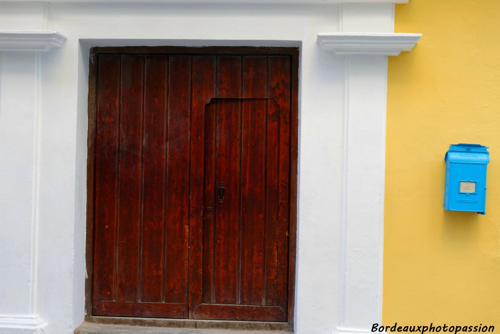 Une boîte aux lettres bleue : la poste cubaine n'est pas très fiable.