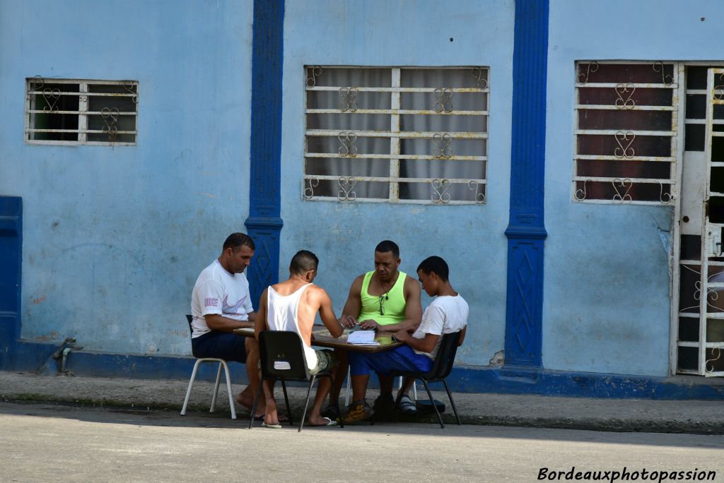 Les Cubains adorent jouer aux dominos y compris dans la rue.