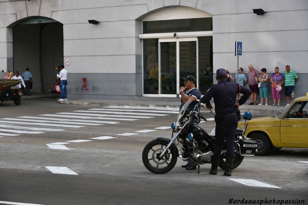 La police surveille la circulation qui n'est pas très dense à Cuba.
