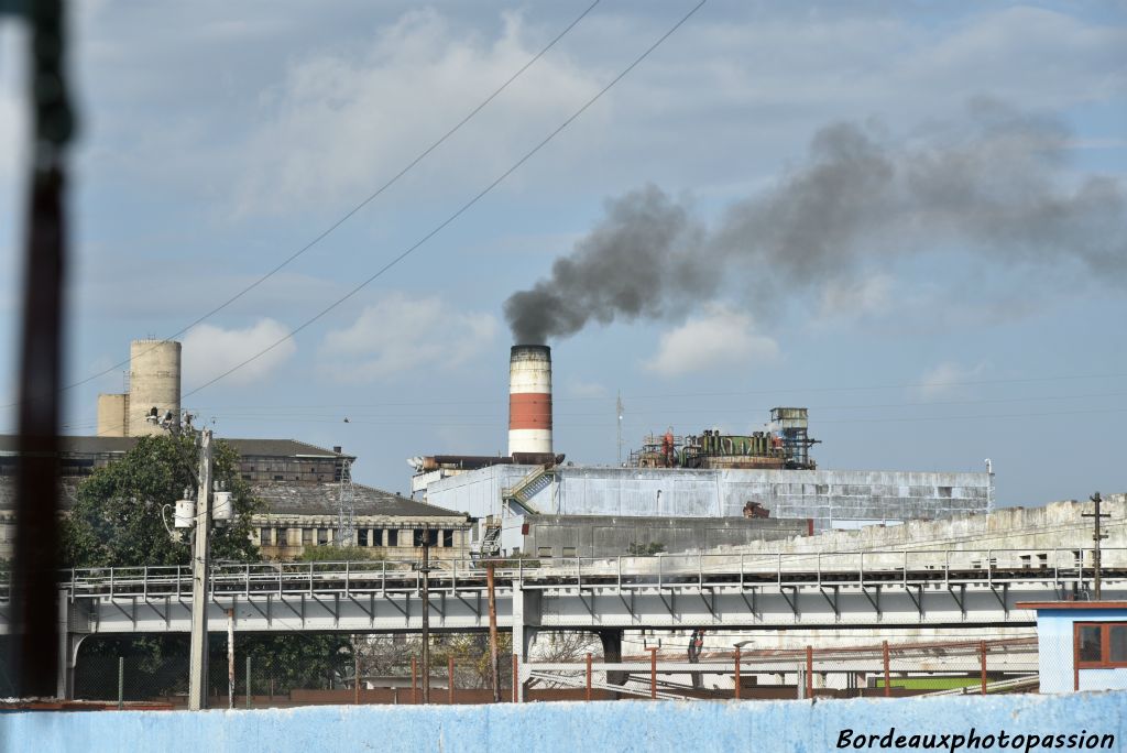 L'industrie pétolière raffine un mauvais pétrole aux portes même de La Havane.