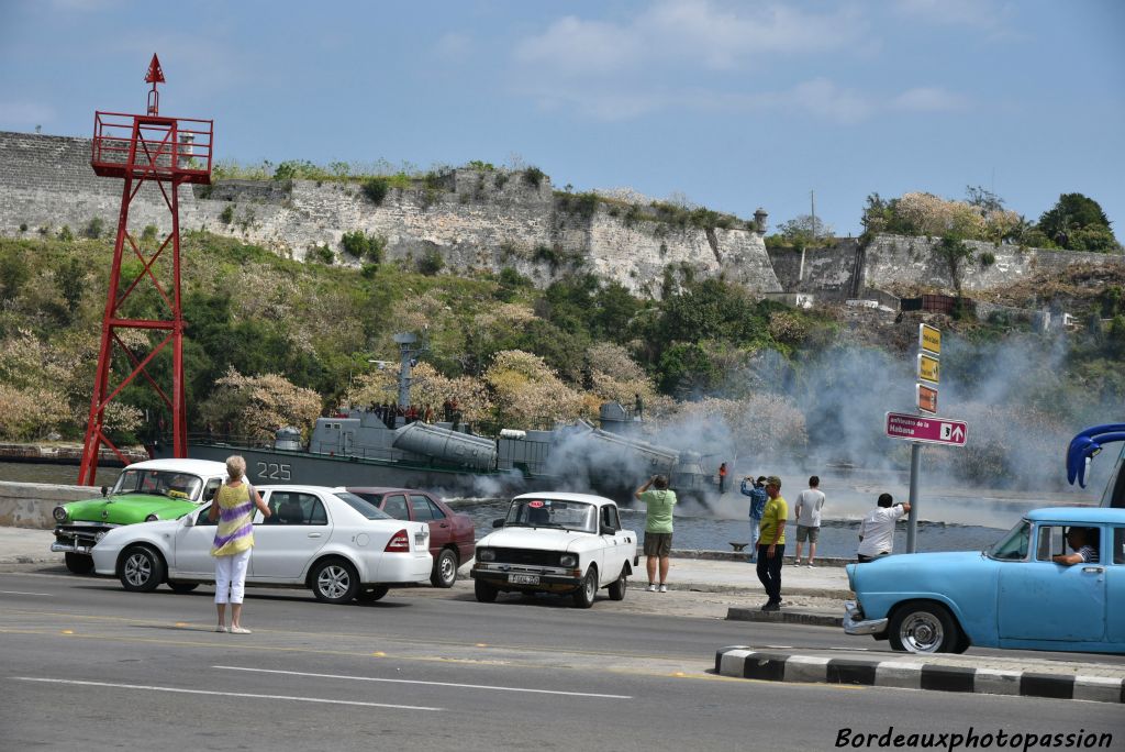 Départ d'un bateau militaire dans le port de La Havane. Le pétrole mal raffiné ça se voit !