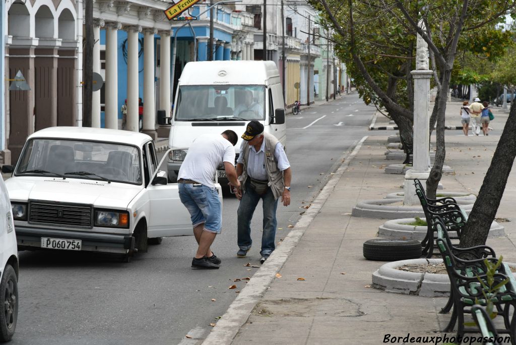 Vous avez peut-être perdu quelque chose ? Elle est juste sur le trottoir !