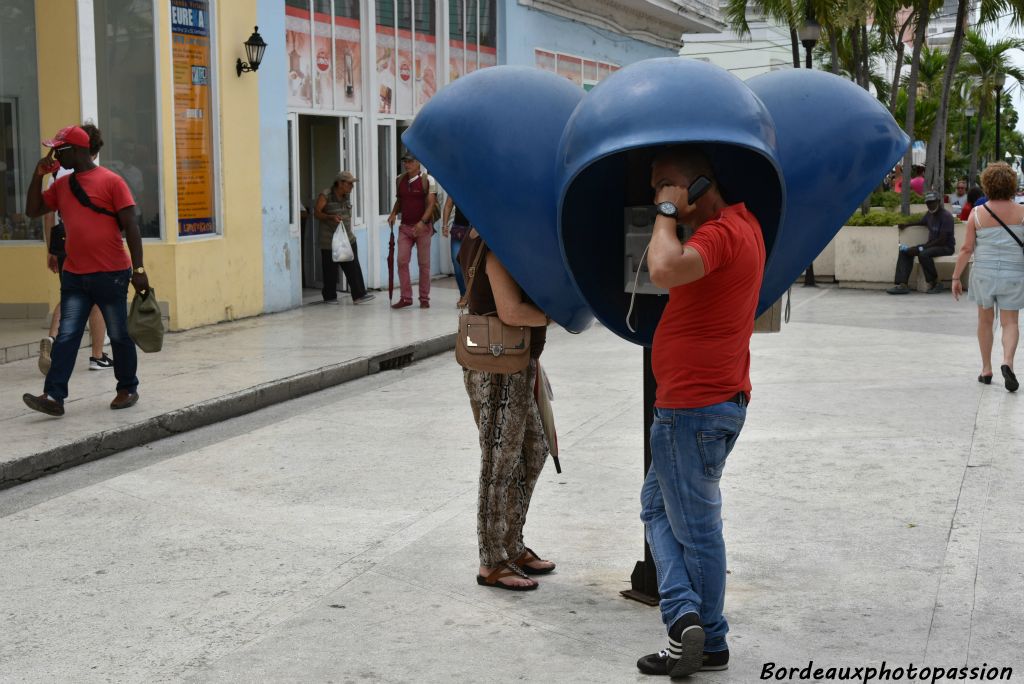 Peu de Cubains ont une ligne téléphonique personnelle. Des cabines sont à leur dispositions dans la rue. Le portable commence à faire son apparition et internet est difficile d'accès.