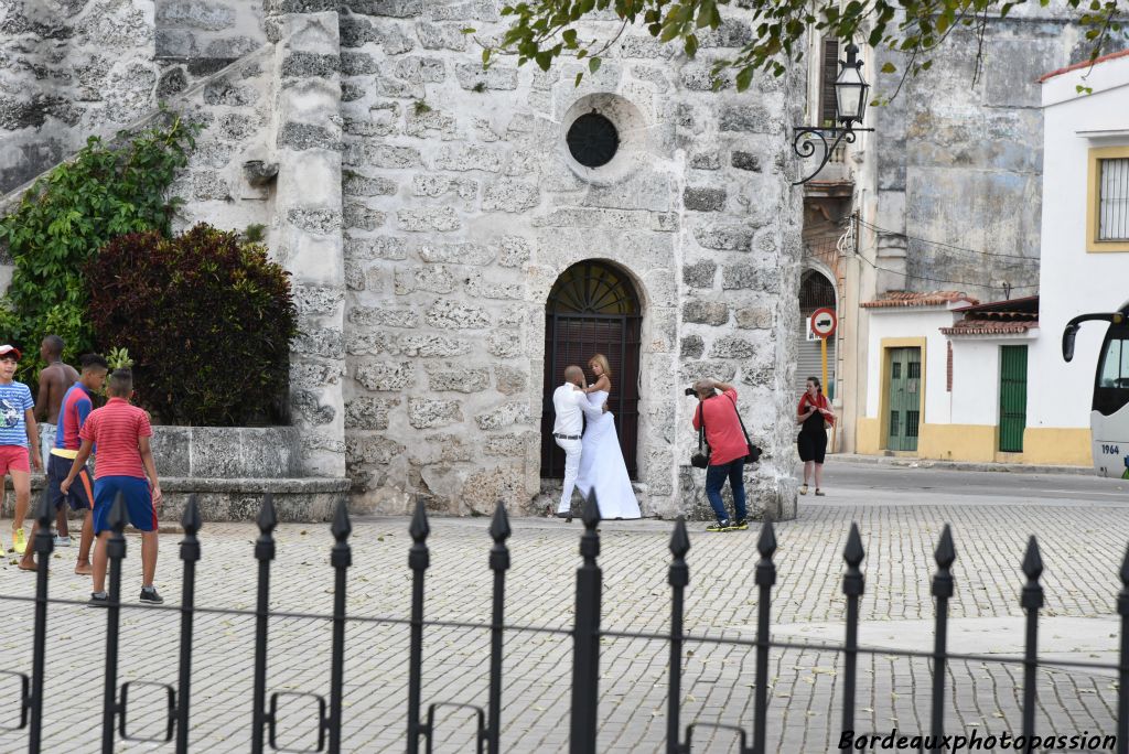 A Cuba on se marie et on divorce. La femme enceinte est prise en charge gratuitement et reste chez elle avec une année de salaire après l'accouchement.