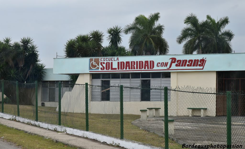 En  1989,  Fidel Castro a inauguré l'école Solidarité avec le Panama, afin d'offrir une attention spécialisée aux enfants atteints de handicaps physiques et moteurs.