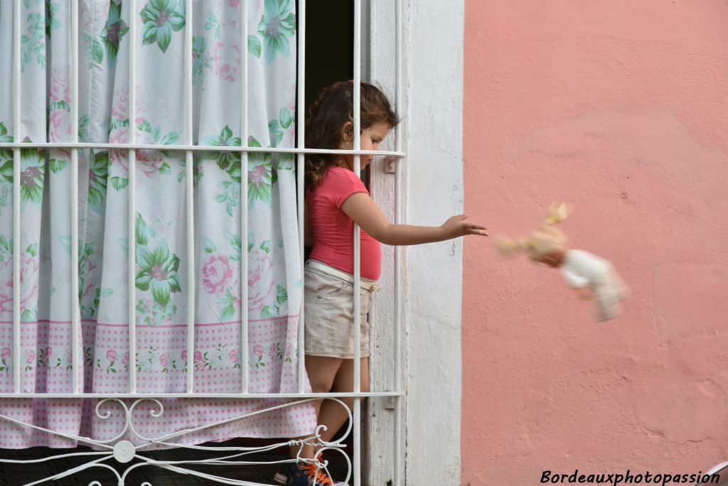La scolarisation des jeunes enfants cubains commence dès leur première année et leur fréquentation de l'école est progressive.