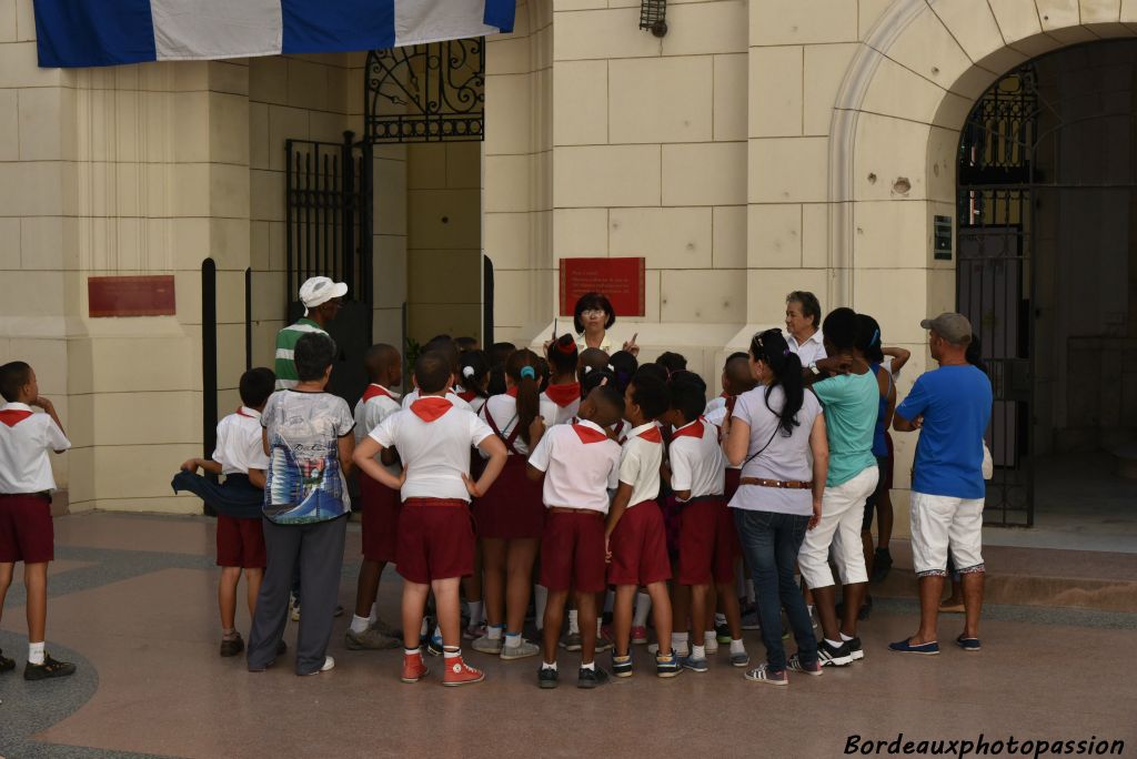 De nombreuses visites dans les musées pour illustrer l'histoire de Cuba (ici visite au musée de la Révolution de La Havane).