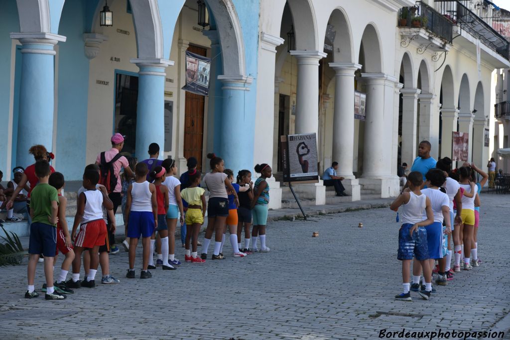 Pratqiue du sport sur la plaza Vieja à La Havane.