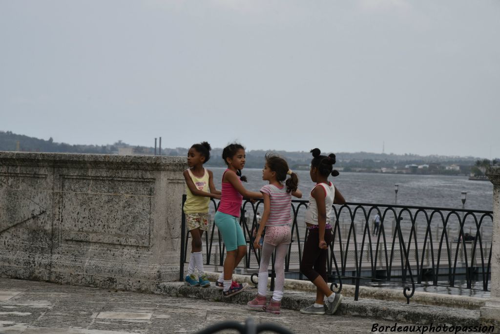 Pratique sportive sur le Malecon en bord de mer.