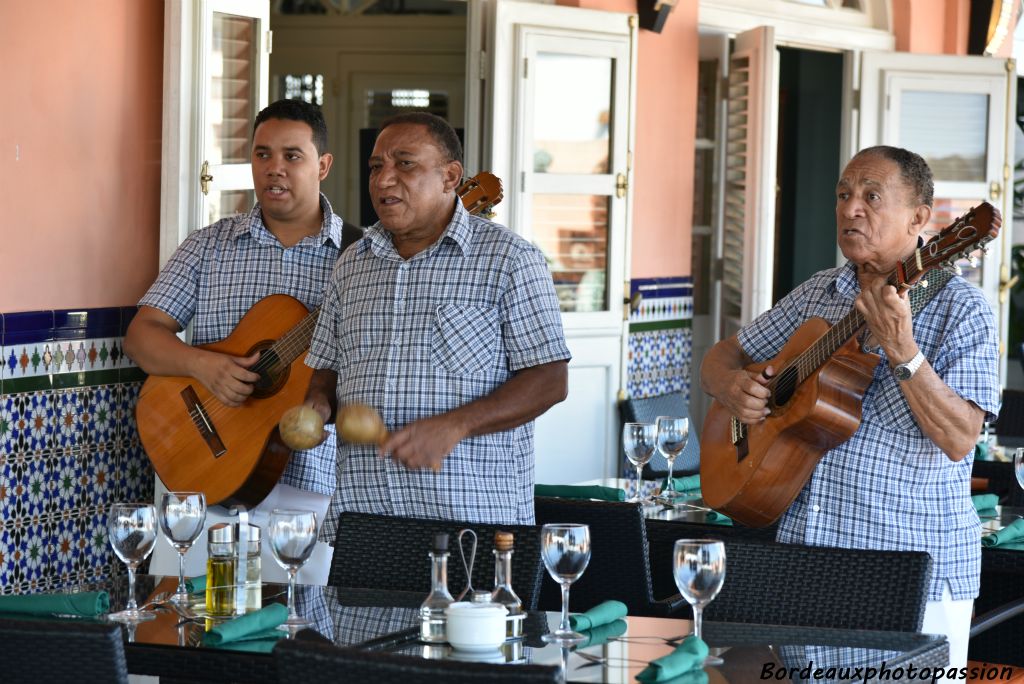 Un orchestre est là pour mettre une ambiance cubaine.