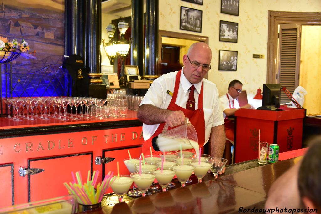 Préparation du daïquiri : rhum, citon vert et glace pillée.