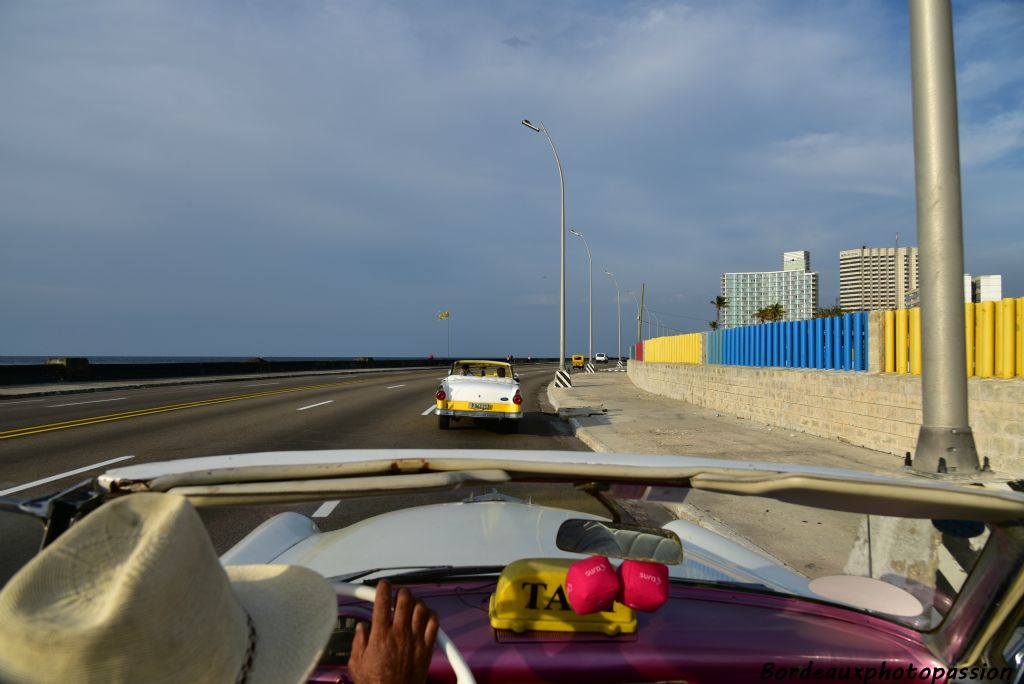 Qu'il est agréable de se promener sur les 8 km du Malecon, la célèbre promenade en bord de mer de La Havane.