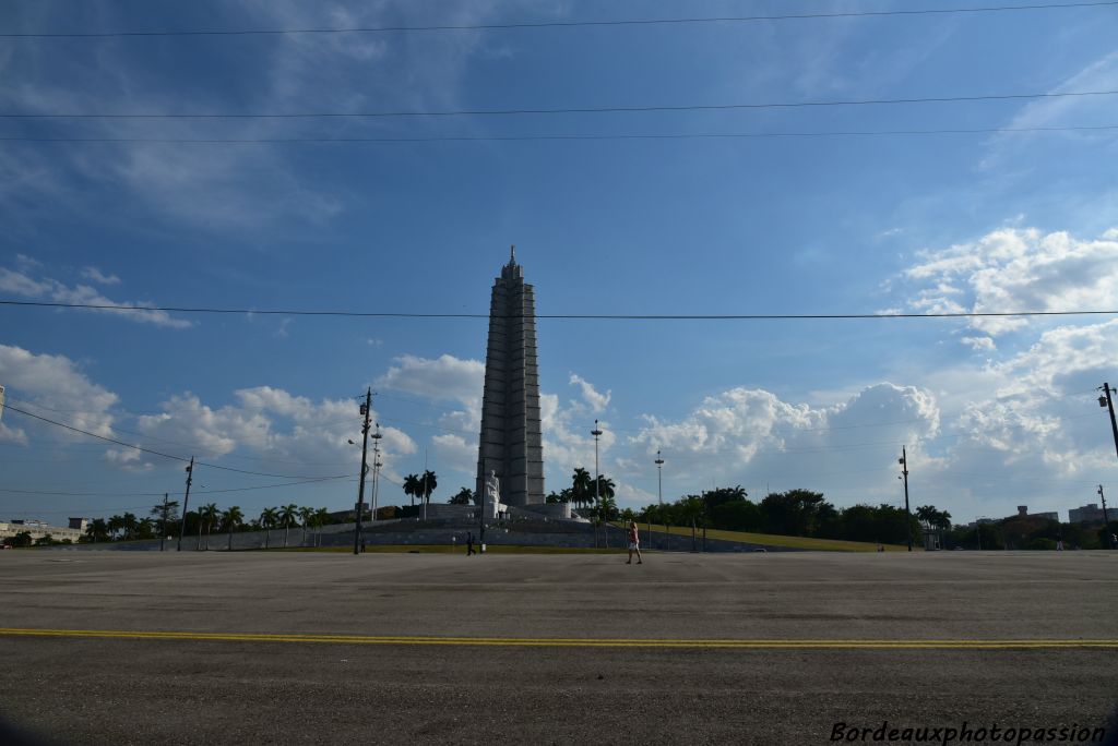 Sur la plaza de la Revolucion s'élève le monument à Joé Marti achevé en 1959.