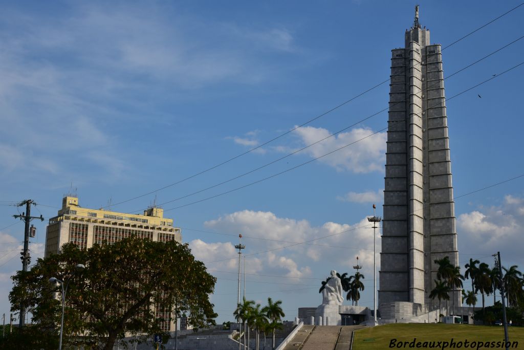 Au pied du monument , une statue gigantesque de José Marti méditant.