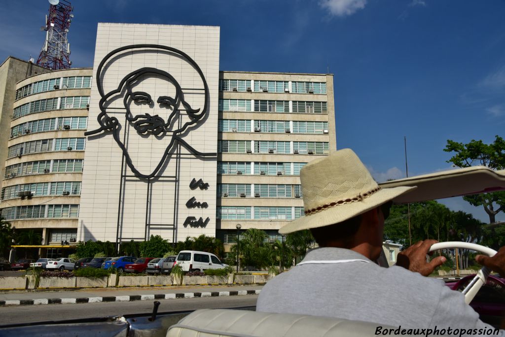 Sur la façade du siège du ministère de l’Informatique et des Communications se dresse depuis le 27 octobre l’effigie de Camilo Cienfuegos le 3e homme de la Révolution.