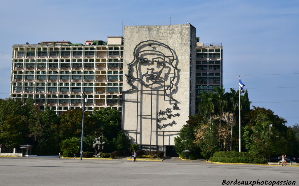 Le ministère de l'intérieur supporte sur sa façade un immense portrait de Che Guevarra achevé en 1995.
