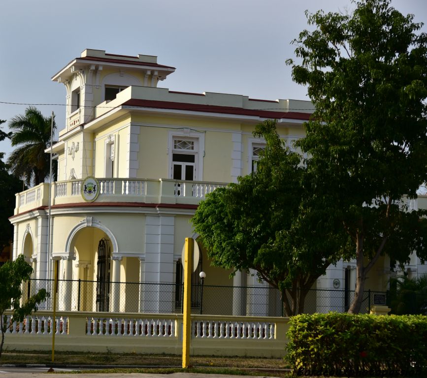 Dans le quartier Miramar, on trouve  les ambassades et les consulats ainsi que de belles demeures.