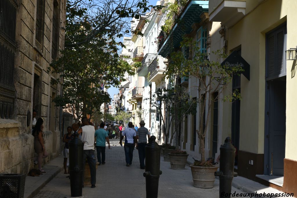 Mais il faut emprunter quelques rues pour arriver vers les places les plus importantes de Habana Vieja.