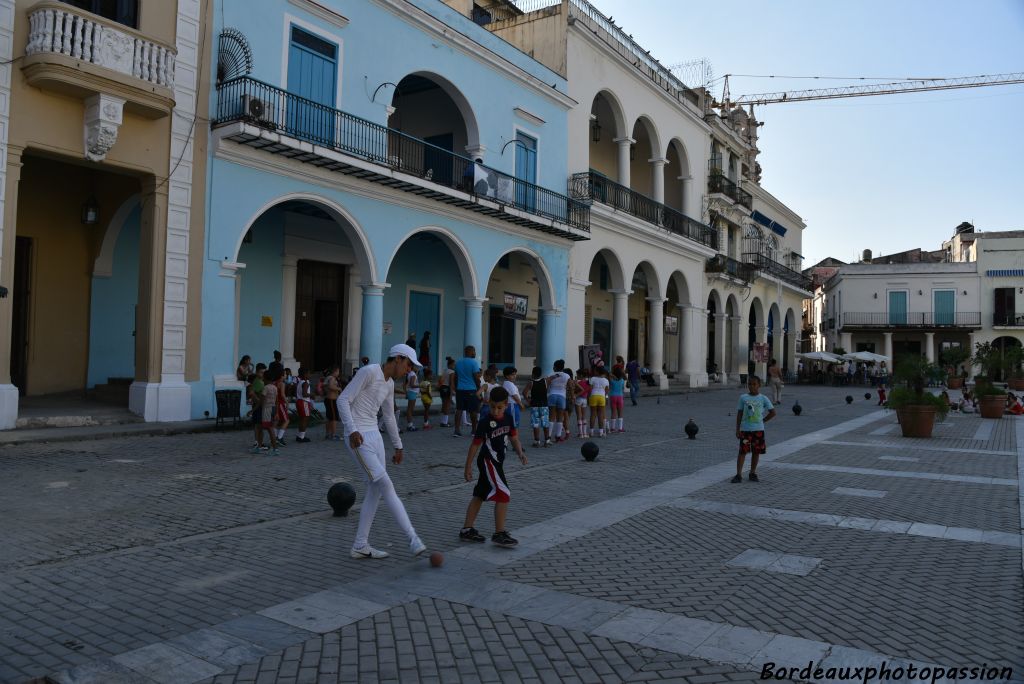 La Plaza Vieja est entourée d'arcades et de bâtiments de quatre siècles distincts