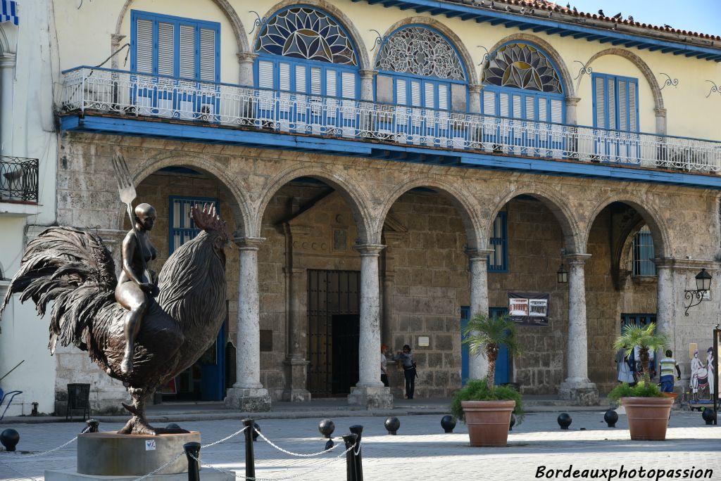 La casa del Conde Jaruco avec ses mediopuntos, fenêtres et vitraux typiques, à l'étage. (1737)