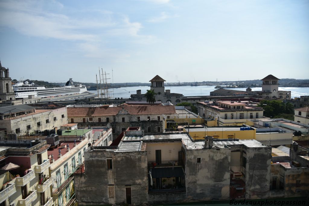 A l'arrière-plan on distingue le bâtiment qui servira pour le nouveau port de La Havane qui servira à accueillir les paquebots et leurs touristes.