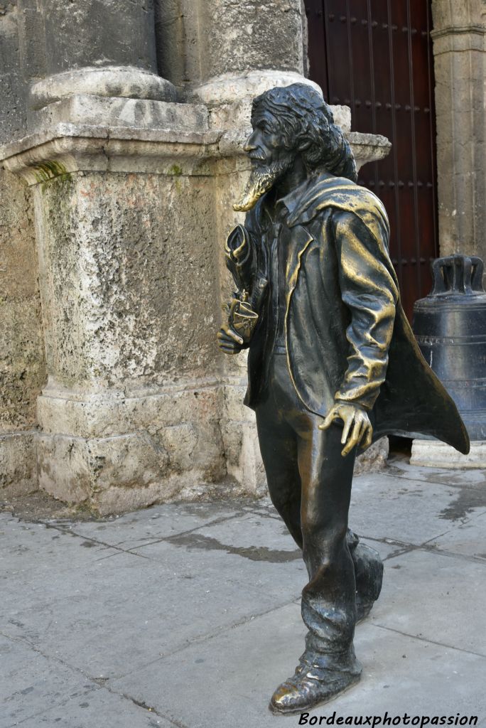 Statue de "Monsieur de Paris", personnage qui n'est jamais sorti de la capitale dès qu'il a commencé à souffrir de maladie mentale par des faits mal expliqués.
