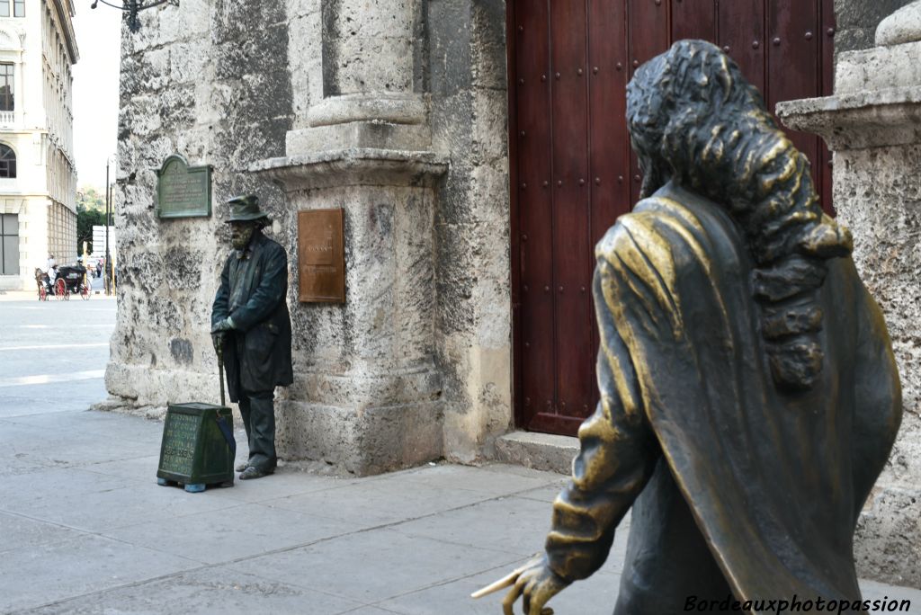 Un mime près de la statue.