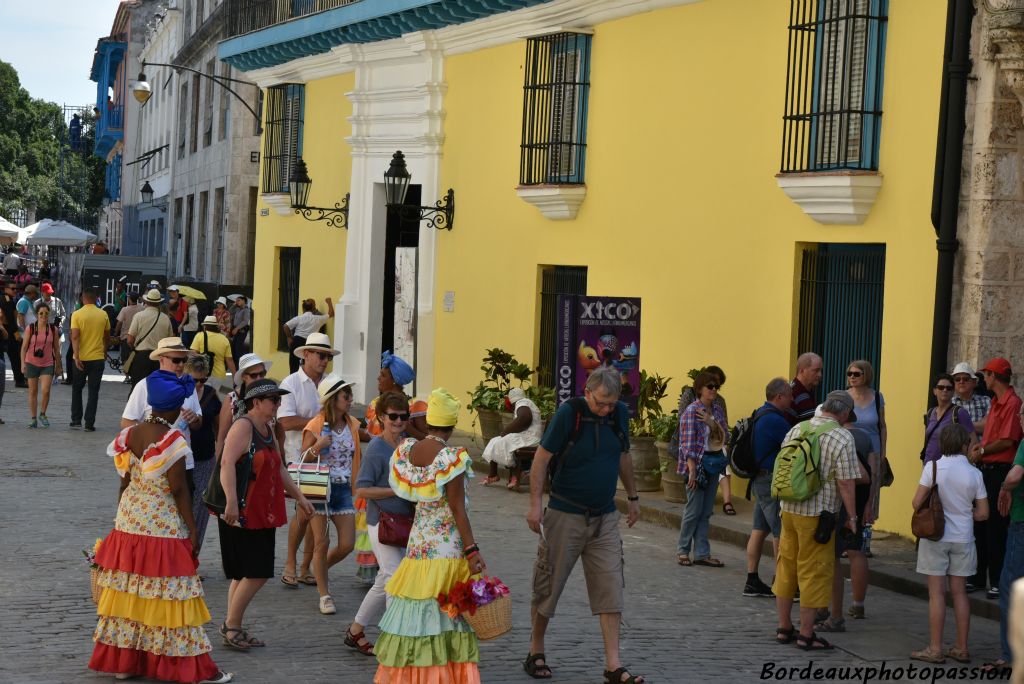 Cubaines à la recherche de touristes pour se faire photographier moyennant quelques pesos convertibles.