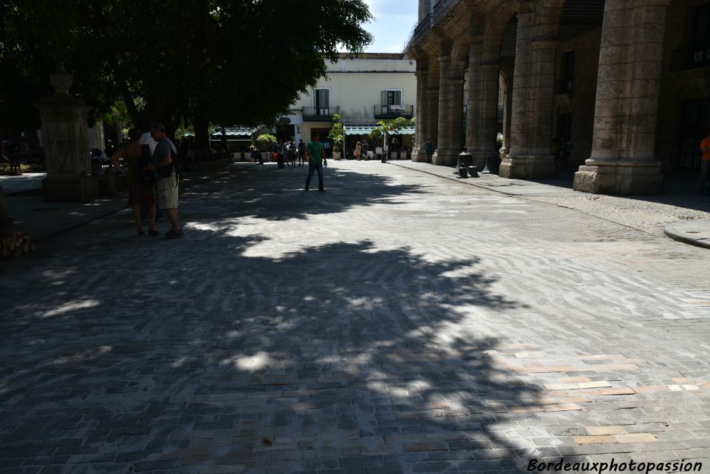 Cette rue est pavée de bois. Le bruit des diligences sur les pavés dérangeait une artistocrate de la place !