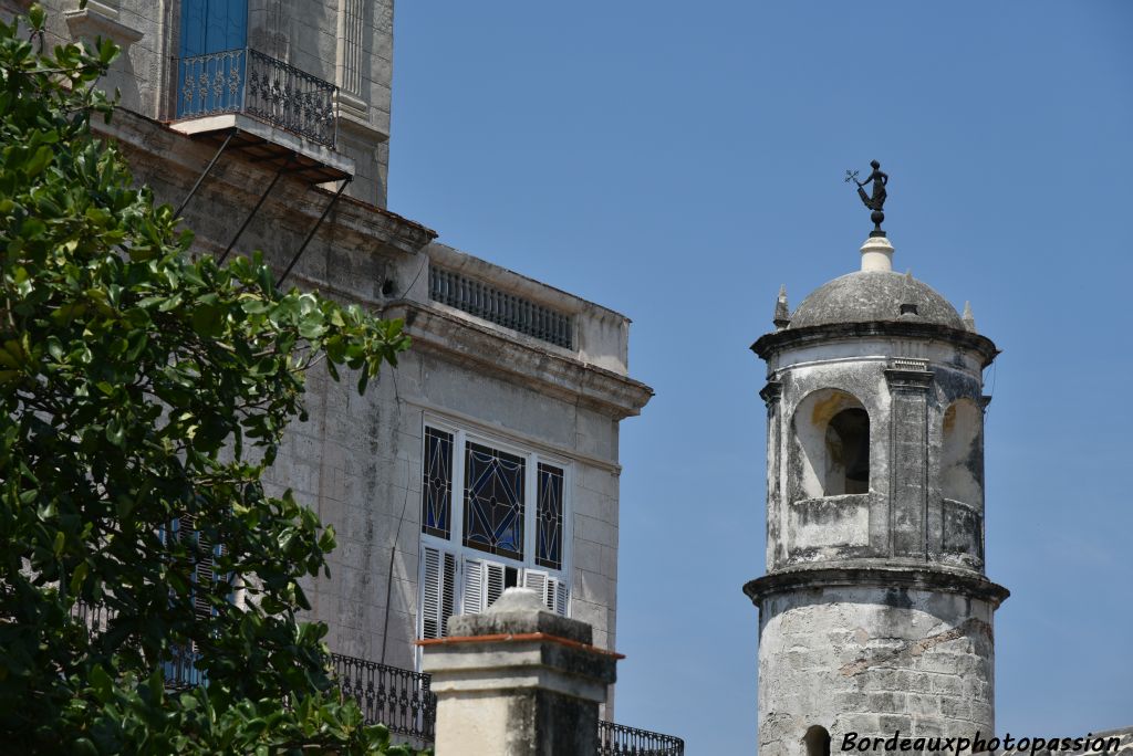 La Giralda, inspirée de celle de Séville. Selon la légende, cette dame aurait passé ses journées à guetter le retour de son époux explorer La Floride.