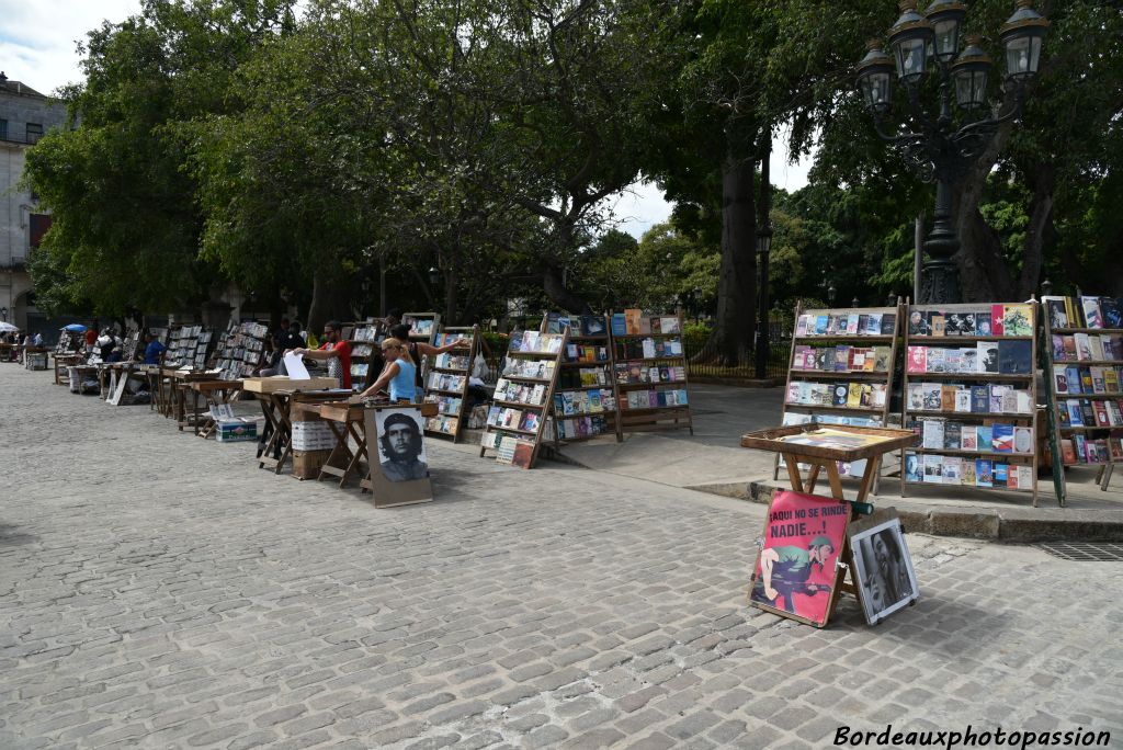 Les bouquinistes proposent  des livres d'occasion des années 1940-1950.