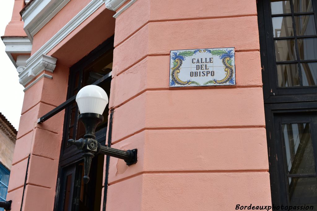 Plaque de rue en céramique sur mur coloré. C'est dans cette rue qu'habitait autrefois l'évêque (obispo).