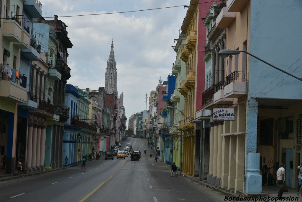 Des rues aux immeubles colorés.