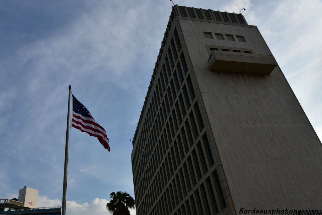 Le 14 août 2015 le drapeau américain flotte devant l'ambassade américaine. Les relations entre les deux pays étaient rompues depuis 1961.