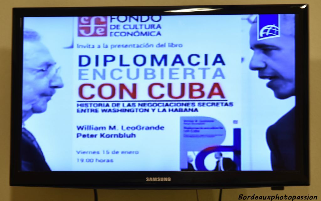 Publicité pour un livre sur les relations entre Cuba et les États-Unis.
