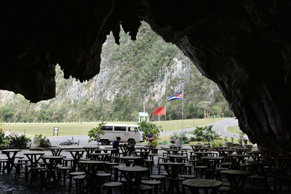 Un énomrme réseau de grottes permet parfois de traverser ces mogotes.