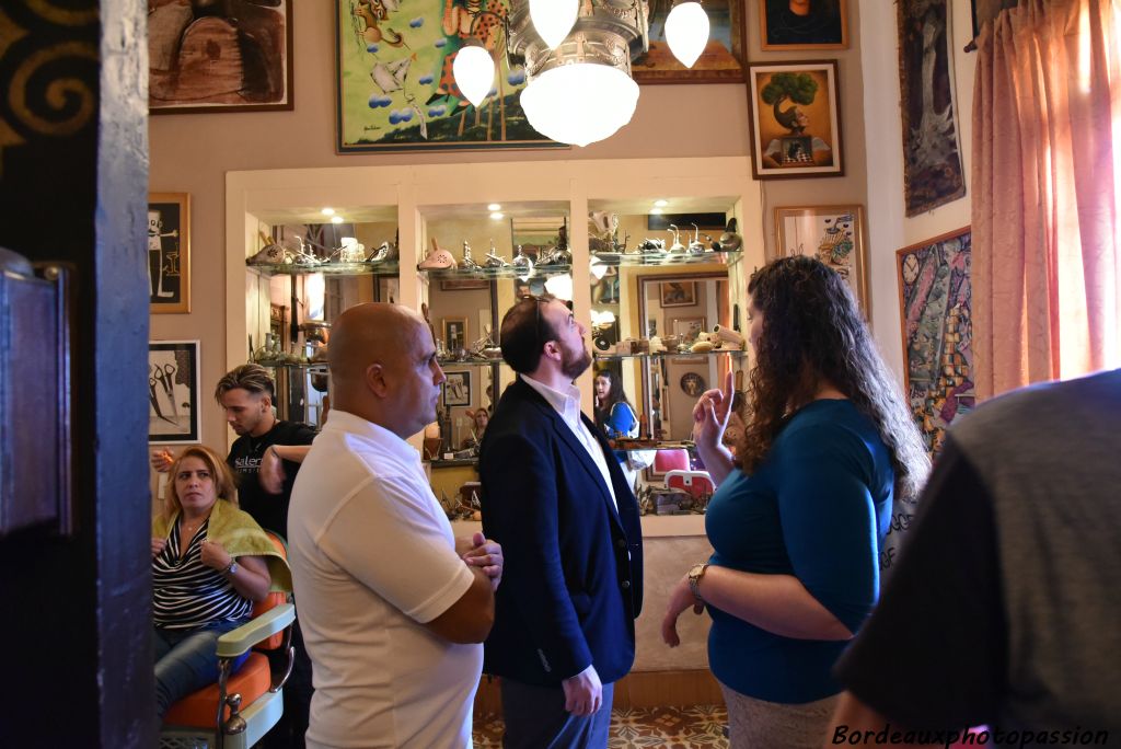 Ici en polo blanc, c'est Gilberto Valladares Reina dit Papito. Depuis 1999, il dirige l’Arte Corte, un projet culturel qui a fait de son salon de coiffure à la fois un salon de formation au métier (coiffeur et barbier) mais aussi un musée.