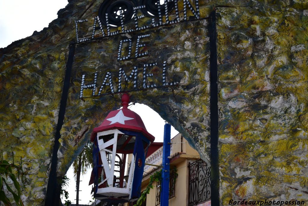 Simple ruelle, comme son nom l’indique, le Callejon de Hamel se trouve près d’une artère importante de La Havane, San Lazaro.