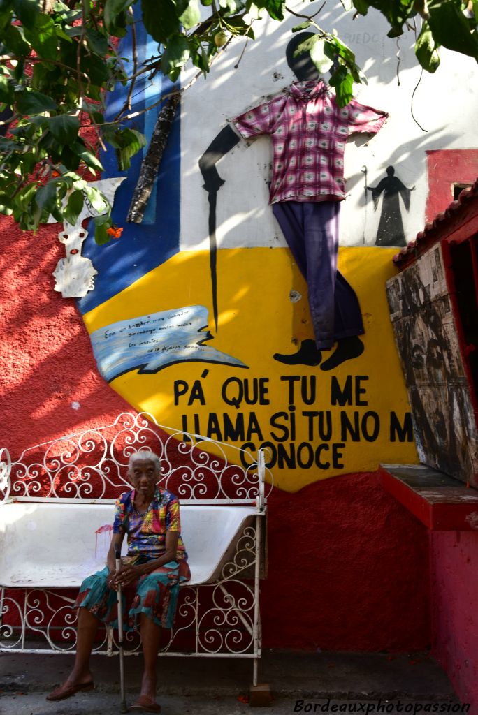 L’imagerie provient de la santeria, le syncrétisme cubain où les divinités d’origine africaine se superposent aux saints chrétiens.