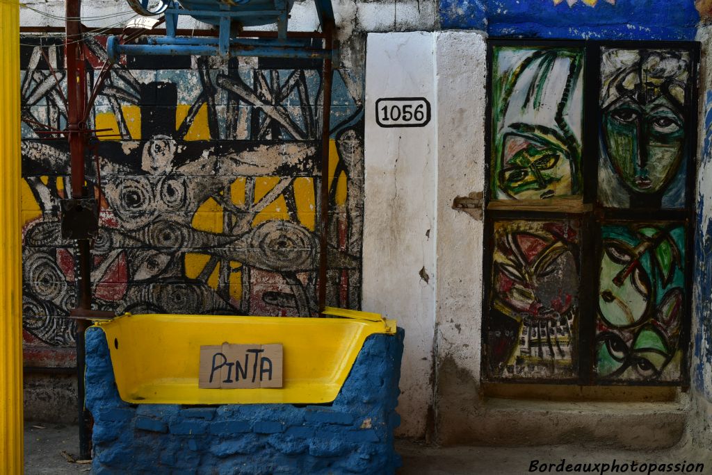 La ruelle a été fermée pour garder une certaine harmonie.