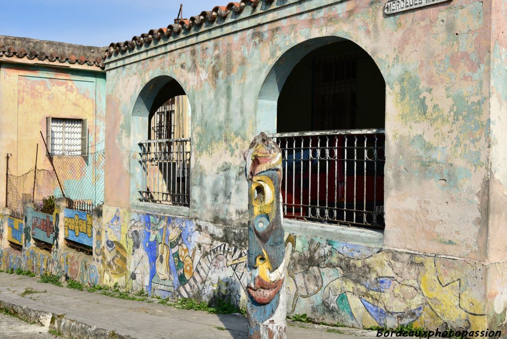 La plupart des bâtiments sont recouverts de fresques plus ou moins anciennes.