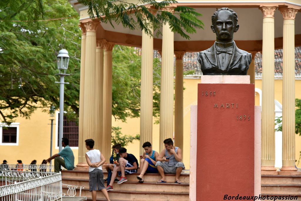 Le buste de José Marti.  Il est considéré à Cuba comme un héros national, le plus grand martyr et l'apôtre de la lutte pour l'indépendance contre les Espagnols. Le régime communiste mis en place par Fidel Castro se réclame officiellement de sa pensée.