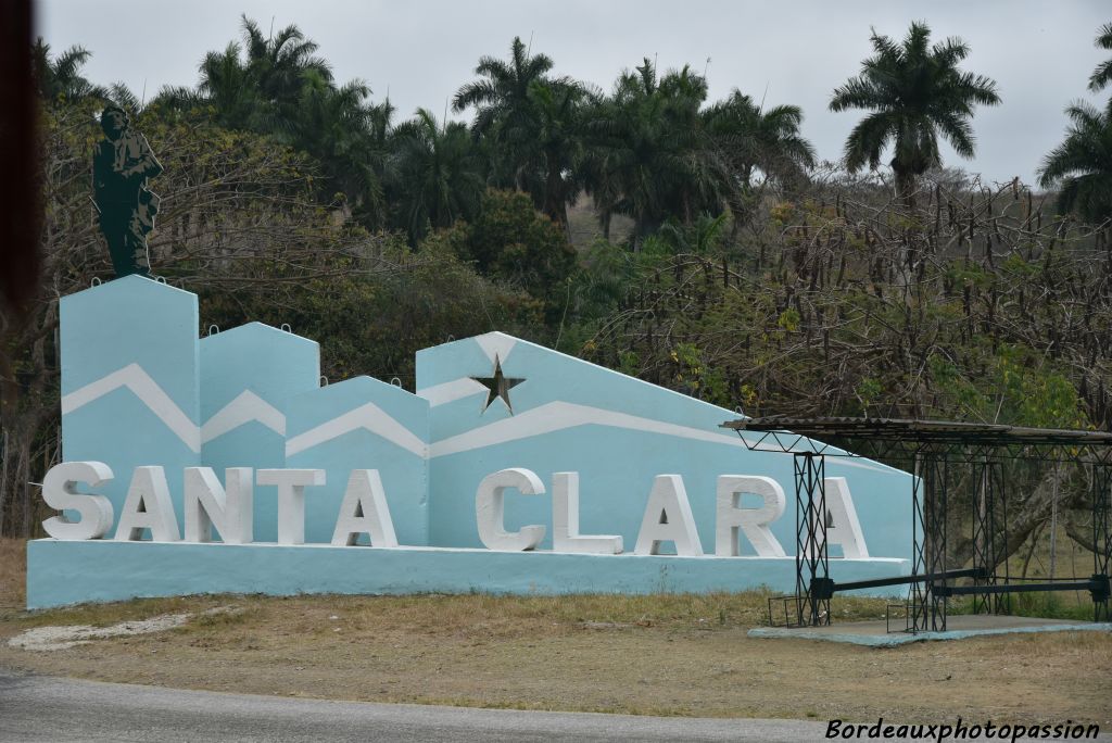 Santa Clara n'a pas d'intérêt historique du passé colonial comme les autres villes cubaines. Si on s'arrêe dans cette ville,c'est pour se souvenir d'Ernesto Guevara.