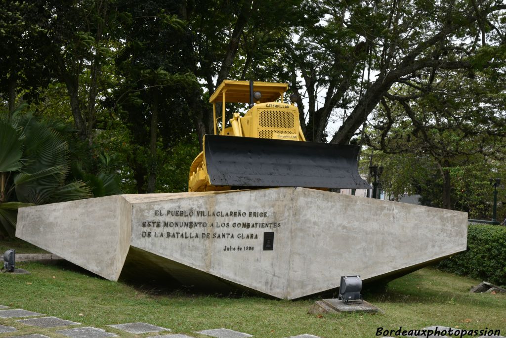 Pour cela il utilise un bulldoze pour arracher la voie ferrée.