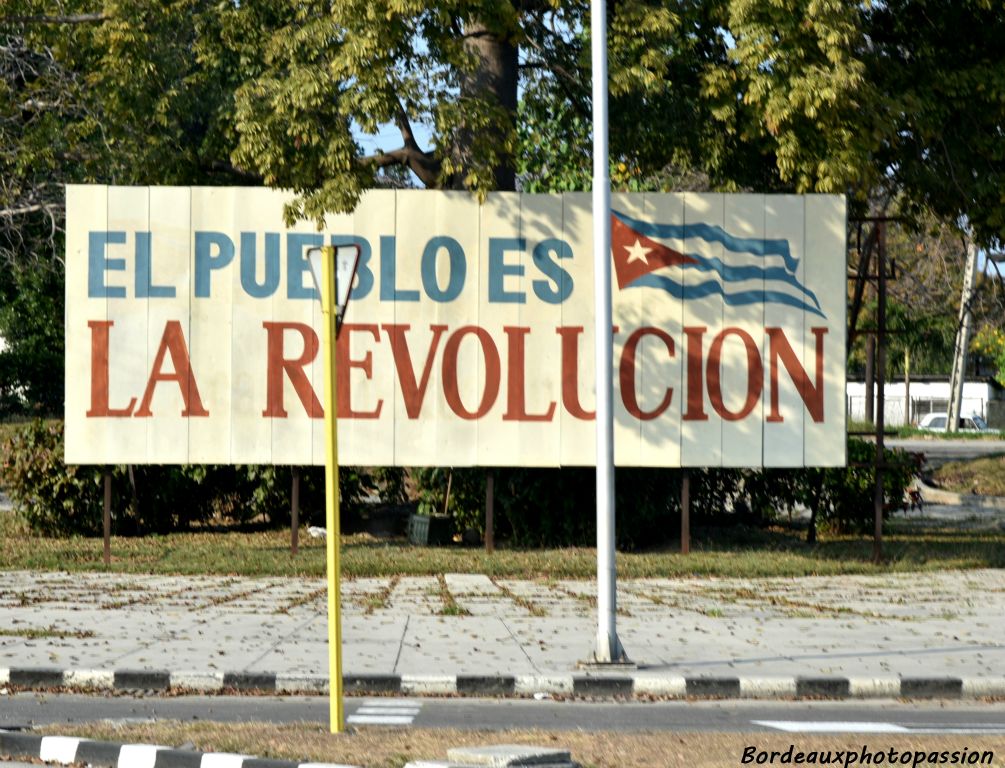 Quelques slogans photographiés au cours de nos déplacements sur l'île. "Le peuple est la Révolution"