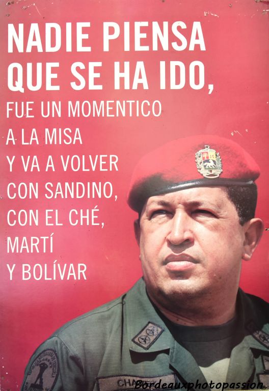 "Personne ne pense qu’il est parti, il a été à  la messe et reviendra avec Sandino, avec le Ché, Marti, et Bolivar "  (paroles de la chanson “regreso del amigo” en hommage à Hugo Chavez Frias)