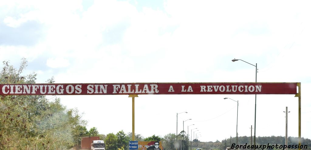 "Cienfuegos sans faillir à la Révolution". Il s'agit ici de la ville de Cienfuegos et non de Camilo Cienfuegos.