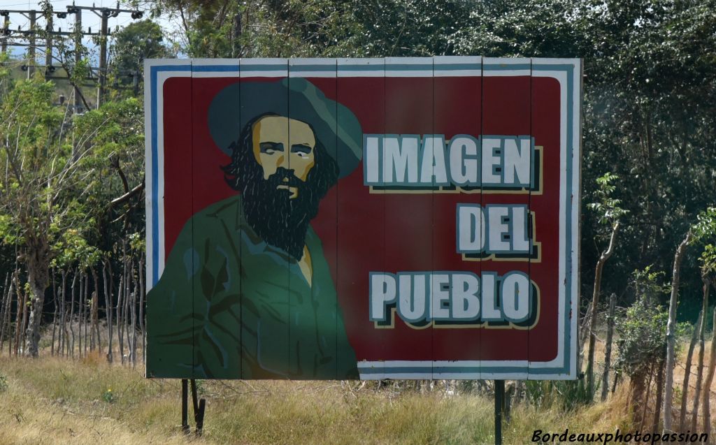 "Image du peuple" : ici Camilo Cienfuegos qui après Fidel et Che Guevarra est le barbudos le plus connu ayant débarqué du bateau Granma pour attaquer l'île de Cuba.