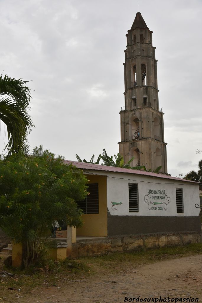 La Torre Manaca à Iznaga est une tour de 45 m de hauteur et de sept étages, construite en 1816 qui servait à la surveillance des esclaves dans les champs de canne, idéale aujourd’hui pour contempler le panorama et le massif de l’Escambray.